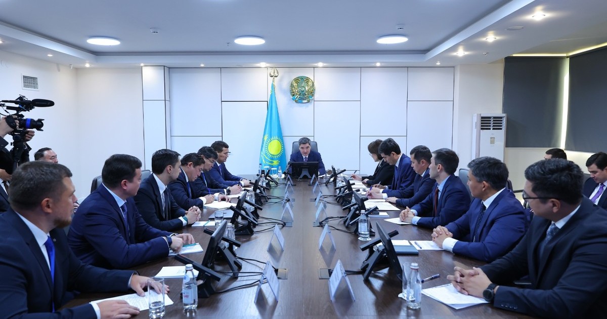 Олжас Бектенов Президенттің медициналық ақпараттық жүйелерді біріктіру жөніндегі тапсырмаларының орындалу барысын тексеріп, денсаулық сақтау саласындағы ЖИ шешімдерімен танысты