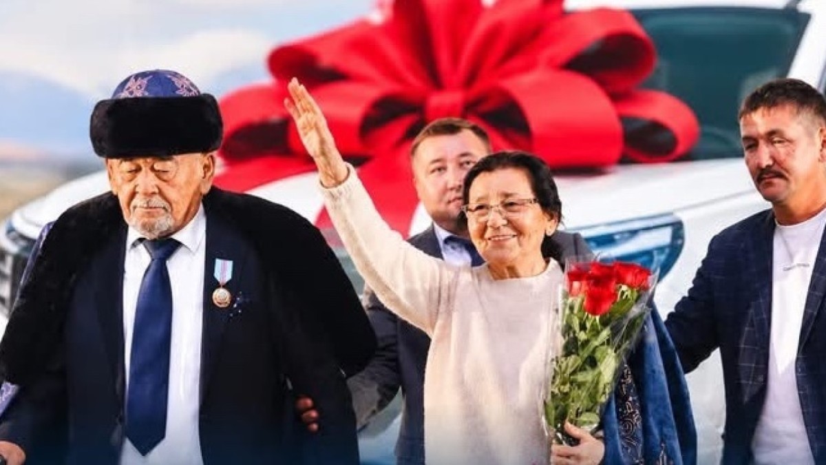 Жүрсін Ерманның 75 жылдық мерейтойына орай ұлытаулықтар ақынға көлік тарту етті