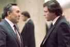 1990 жылғы сирек сурет: Назарбаевтың темекі ұстап тұрған фотосы жарияланды