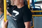 Қарағандада Z белгісі бар жейде киген жолаушы қызу талқыға түсті