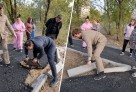 Степногорскіде жаңа төселген асфальт қолмен үгітілді