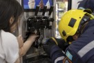 Астанада қыздың саусағы балмұздақ аппаратында қысылып қалды