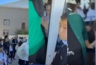 Атырауда мектеп кіреберісінде оқушылар жаппай сығылысып, бірін-бірі таптап кете жаздады
