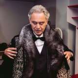 Атақты Андреа Бочелли қазақтың шапанын киді