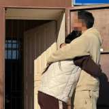 "Әйелін үш жыл күткен": Түрменің алдында кездескен ерлі-зайыптылар жұртты елжіретті