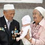 "Баланы ата-әжеге берген дұрыс па?": Танымал журналистің сөзі көпшілікке ой салды