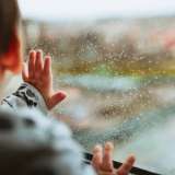 Атырауда екі жастағы бала терезеден құлап кетті