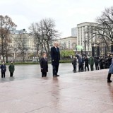 Президент «Белгісіз жауынгер бейіті» ескерткіш мемориалына гүл шоғын қойды