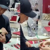 Алтын Жорбаеваның сіңлісі Сәкен Майғазиевке қымбат алтын сағат сыйлады