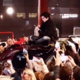 Димаш Лондонда көрермендеріне көлік үстінде отырып қолтаңба берді