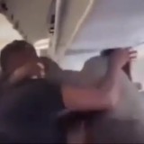 Бүкіл әлемге танымал әзілкеш пен блогер ұшақ ішінде төбелесіп, шу шығарған