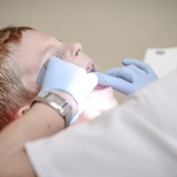 3 жасар қыздың 18 тісін бірден емдемек болған: Астанада бүлдіршін көз жұмды