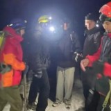 Үлкен Алматы шыңына шыққан екі адам төмен түсе алмай қалды