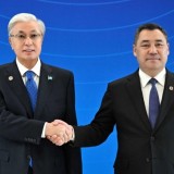 Қасым-Жомарт Тоқаевты «Ынтымак Ордо» резиденциясында Садыр Жапаров күтіп алды