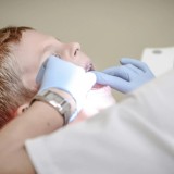 Балалардың тісін қандай жағдайда наркозбен емдеу керек – дәрігер кеңесі