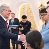 Тоқаев әлем чемпионаттарында топ жарған жас шахматшылармен кездесті