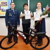 Полиция күдіктіні ұстауға жәрдемдескен оқушыны марапаттады