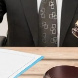 Range Rover көлігі мен 370 млн теңгені заңсыз тартып алған: Алматыда сот орындаушысы сотталды