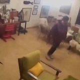 Ұрланған сейфті троллейбуспен алып қашпақ болған адам ұсталды