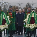 Тоқаев Түрікменстанда Бейтараптық монументіне гүл шоғын қойды