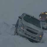 Абай облысында полицейлер қар құрсауында қалған жүргізушіні құтқарды