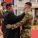 Ким Ресейден оралған жаралы әскерлерін қарсы алып, марапаттады