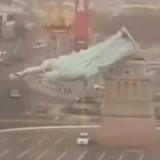 Бостандық мүсінінің көшірмесі құлады