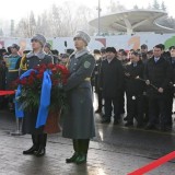 Алматылықтар «Тәуелсіздік» монументіне гүл шоқтарын қойды