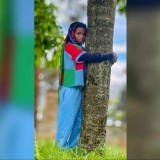 22 жастағы қыз 3 күн бойы ағашты құшақтап тұрып, әлемдік рекордты бұзды