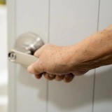 Дәретханада ұзақ отырған қызметкерді бастығы жұмыстан қуып жіберді