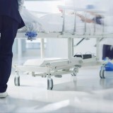 Саусағындағы жараны көрсетуге келген ер адам бір аяғынан айрылып қалды