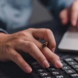 Зейнеткерлердің атына несие рәсімдеген банк менеджері ұсталды