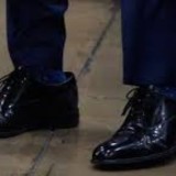 Дырдай басшы үлкен аяқ киім киіп жүр. Мұны қалай түсіндік?