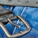 Баласын белдікпен ұрған анаға айыппұл салынды