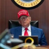 Трамп: Ирандағы наразылықты жалғастырып, билік нысандарын басып алу керек