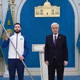 Тоқаев Олимпиада құрамасына Мемлекеттік туды табыстады