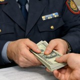 Бірнеше рет пара алу. Алатауда колония басшысының экс-орынбасары ұсталды