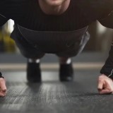 Колледж мұғалімі сабаққа кешіккен студентіне жаттығу жасатып, ауруханаға түсірді