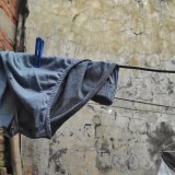 Ақтауда ер адам далада кептіріліп тұрған әйелдің іш киімін ұрлап кетіп, видеоға түсіп қалған (ВИДЕО)