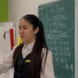 17 жастағы оқушы қыз 9 тілді меңгергенінің арқасында Астанадан пәтерге ие болды (ВИДЕО)