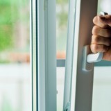 Жамбыл облысы тұрғыны екі баласын терезеден лақтырып жіберді