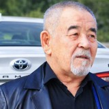 Сүйінші, ағайын! Айтыскер ақындар Жүрсін Ерманға Toyota Camry 80 көлігін мінгізді (ФОТО)