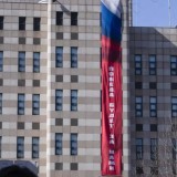 Сеулдегі Ресей елшілігінің ғимаратына «Жеңіс біздікі» деген жазуы бар баннер ілінді