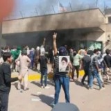 Пәкістанда таяқ ұстаған топ АҚШ консулдығына шабуыл жасады