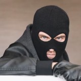 Күйеуінен ұрыс естімеу үшін әйелі үйіне әдейі "ұры түсіріп", күтпеген әрекет барған