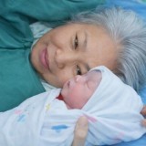 Жалғыз ұлынан айрылып қалған 63 жастағы әйел дүниеге қыз баланы әкеліп, жұртты таңғалдырды