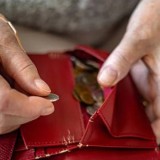 Ақтөбеде зейнеткер алаяқтарға алданып, далада қалды