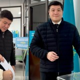 Әзілкеш Тұрсынбек Қабатов үлкен қызымен бірге референдумға қатысып, дауыс берді (ВИДЕО)