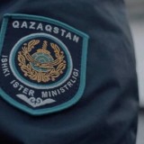 Полицей бастығын ұрып, тұншықтырып тастаған. Іс сотқа жетті