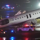 Нью-Йорк әуежайында ұшақ көлікпен соқтығысты, жараланғандар бар.